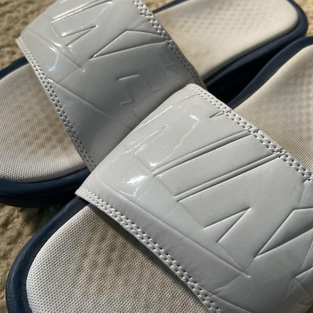 Nike Slides - Picture 3 of 4
